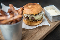 Hamburger made of beef chuck, beef brisket and veal shank